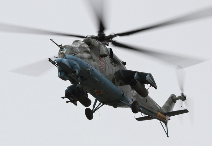 Cận cảnh nhìn từ phía dưới một chiếc Mi-24